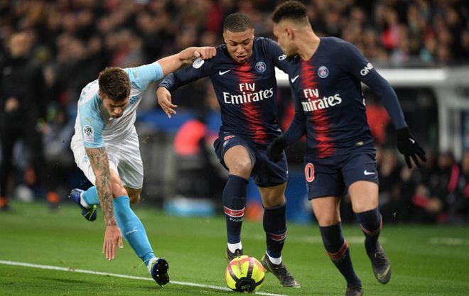 疯狂的足球：米兰门神迈尼昂的盘带合集（绿茵狂潮：米兰门神迈尼昂炫技盘带集锦）